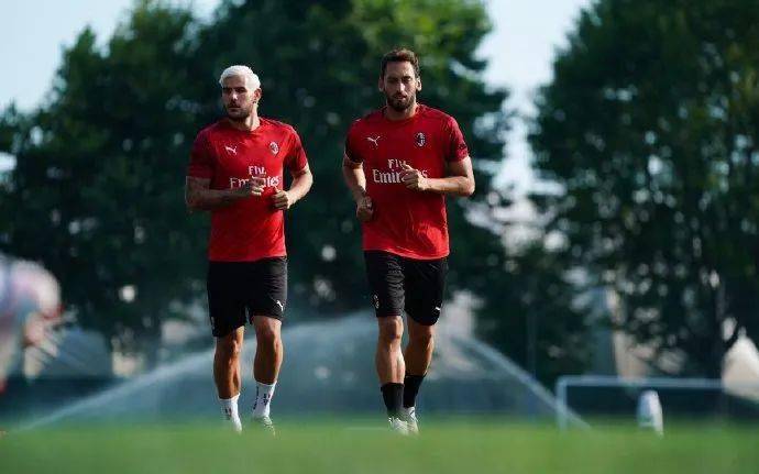 背后默默支 背后默默支